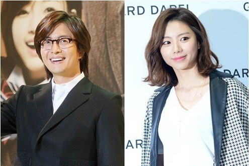 Tiết lộ thiệp cưới thiết kế đơn giản của Bae Yong Joon