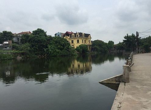 Hà Nội: Phát hiện thi thể bé trai cụt tay, chân dưới hồ nước