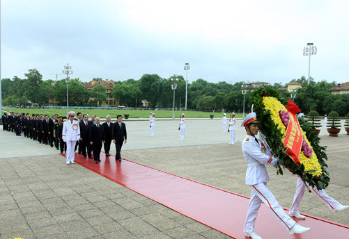 Lãnh đạo Đảng, Nhà nước tưởng niệm các Anh hùng liệt sỹ và vào Lăng viếng Chủ tịch Hồ Chí Minh