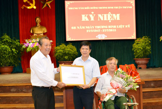 Đoàn công tác của TANDTC thăm và tặng quà cho thương bệnh binh tại Trung tâm Điều dưỡng thương binh Thuận Thành