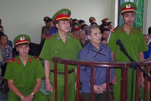 Vào trụ sở ủy ban chửi bới, đập phá tài sản