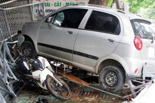Ôtô mất lái, lao thẳng vào nhà dân