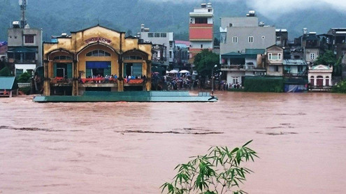 Mưa lũ ở Quảng Ninh: Nước dâng cao trên 10m nhấn chìm chợ Ba Chẽ