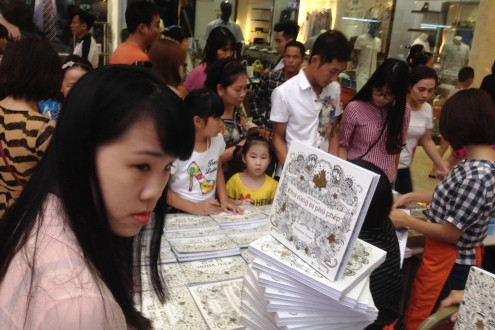 Trang Hạ làm giám khảo cuộc thi Tô màu “Khu rừng bị phù phép”
