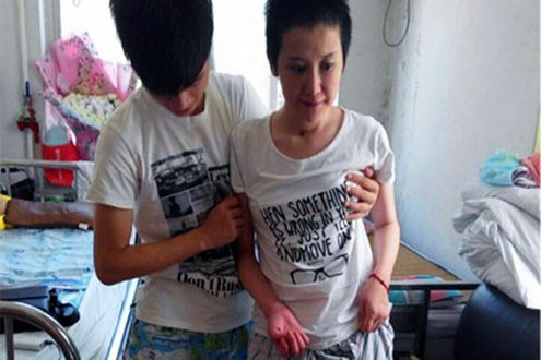 Túc trực bên bạn gái hôn mê 70 ngày, chàng trai vẫn bị từ hôn