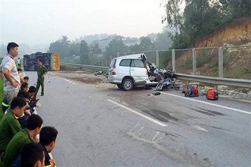 Đâm vào đuôi xe tải, xe 7 chỗ bẹp dúm, 3 người tử vong