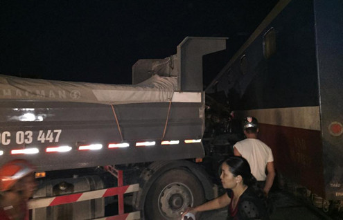 Tin tức mới nhất về tai nạn giao thông ngày 10/8: Tàu hoả đâm đứt lìa cabin xe tải, cả gia đình thương vong