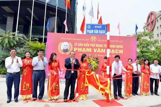 Gắn biển phố mang tên Danh nhân Phạm Văn Bạch