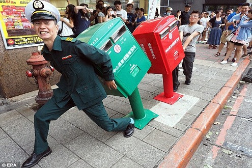 Hai hòm thư đổ trở thành “tâm bão” sau siêu bão Soudelor