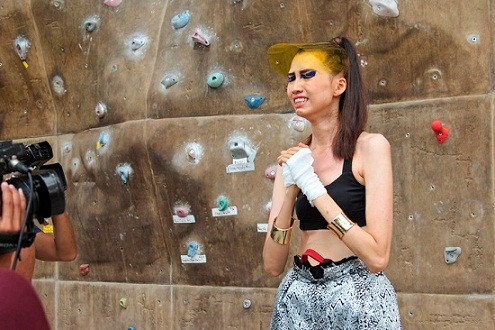 Vietnam's Next Top Model: Thí sinh cao 1m90 Hồng Xuân khóc thét vì vách núi cheo leo