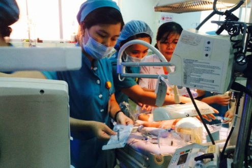 Tin sức khỏe nổi bật ngày 13/8/2015: Bé 11 ngày tuổi bị dao đâm xuyên sọ có cơ hội sống hơn 90%