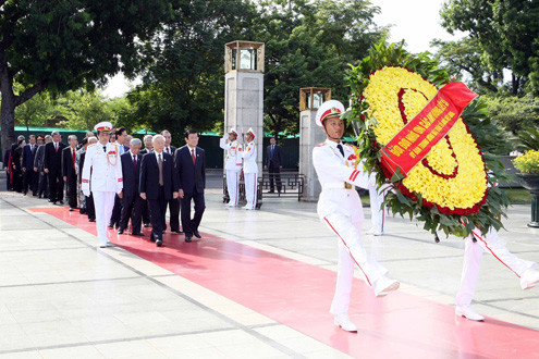 Lãnh đạo Đảng, Nhà nước viếng Chủ tịch Hồ Chí Minh và tưởng niệm các Anh hùng liệt sỹ
