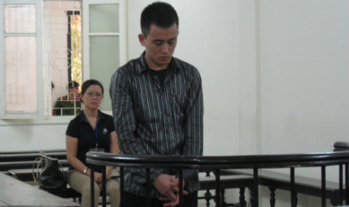 Cạy tủ "khoắng sạch" tài sản của cha mẹ nuôi