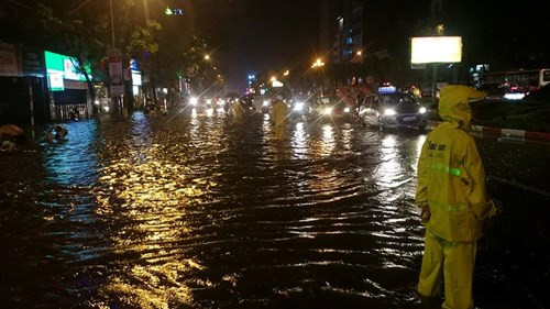 Hà Nội: Nhiều tuyến phố thành sông sau trận mưa lớn