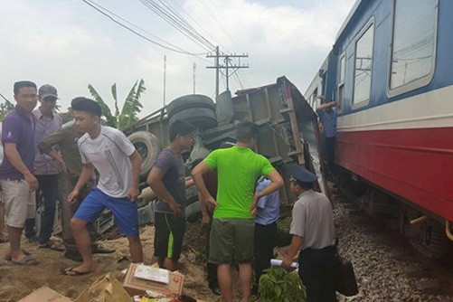 Qua đường sắt thiếu quan sát, tài xế xe tải tử vong