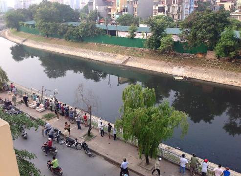 Phát hiện xác chết trên sông Tô Lịch