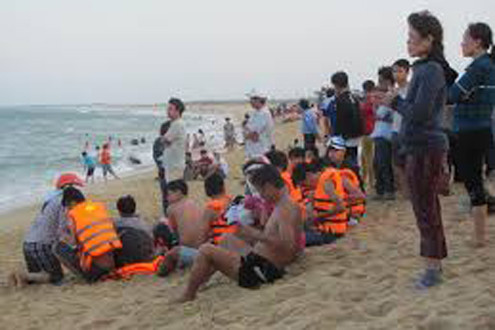Cà Mau: Cứu sống hai nạn nhân trôi dạt trên biển