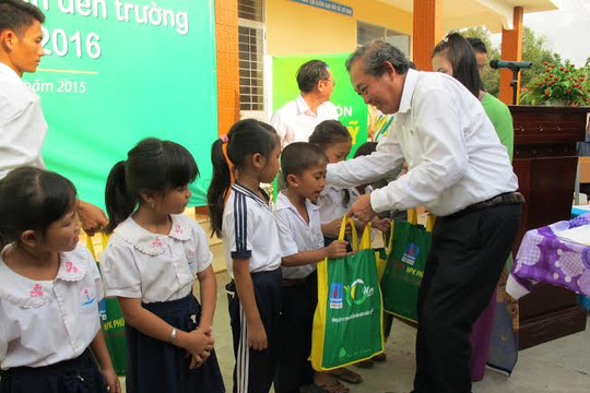 Bí thư Trung ương Đảng, Chánh án TANDTC Trương Hòa Bình trao quà cho học sinh nghèo tại Long An