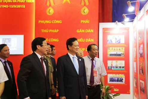 Thủ tướng thăm gian trưng bày của Tòa án nhân dân tại Triển lãm Thành tựu kinh tế - xã hội 2015
