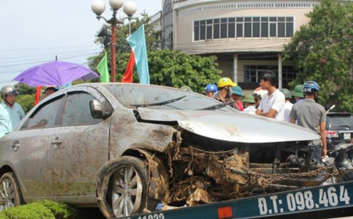Tin tức tai nạn giao thông ngày 30/8: Xế hộp tông SH rồi bay lên vòng xuyến, 3 người bị thương