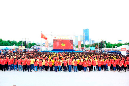 12.000 thanh niên Thủ đô cùng nhau hát Quốc ca và xếp hình Tổ quốc