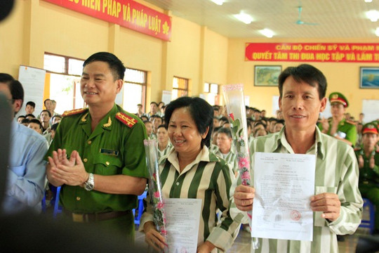 Anh em ông Đoàn Văn Vươn vui mừng khi được đặc xá
