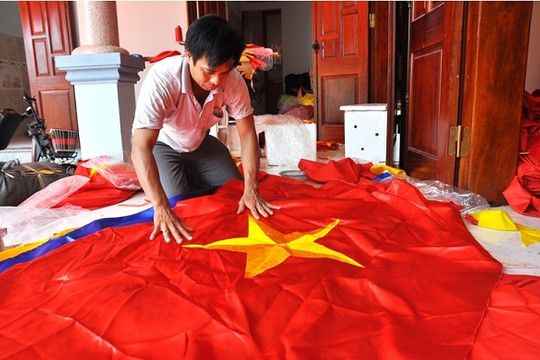 Gia đình may cờ Tổ quốc lâu đời nhất ở Việt Nam