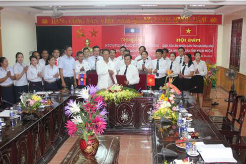 TAND tỉnh Khăm Muộn - nước CHDCND Lào sang thăm và làm việc với TAND tỉnh Quảng Bình