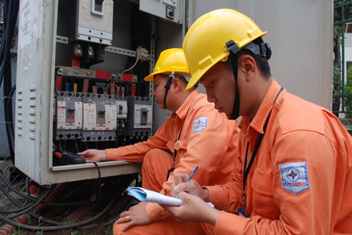 Những người âm thầm giữ nguồn sáng trong ngày Đại lễ
