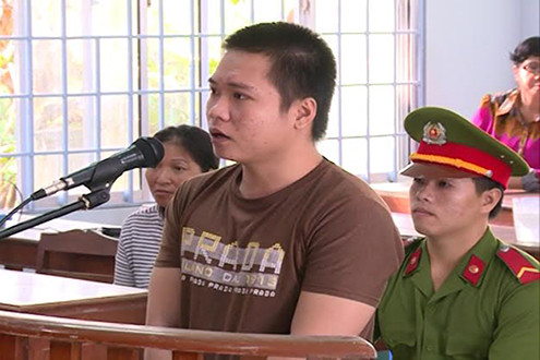 Lục túi quần trong nhà vệ sinh, trộm dây chuyền vàng