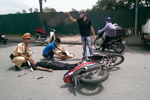 Truy đuổi người vi phạm giao thông, thiếu úy công an và một người dân bị thương