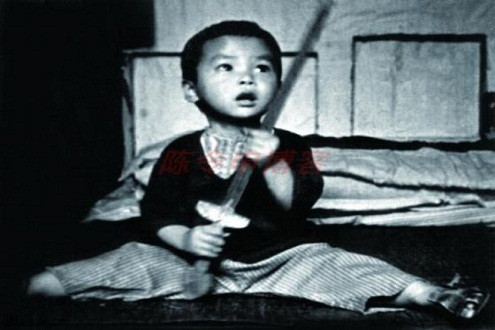 Hé lộ loạt ảnh thời ấu thơ của Chân Tử Đan