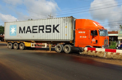Xe container "leo" dải phân cách, hàng trăm lít dầu tràn ra đường