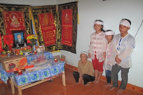 Nữ sinh lớp 10 bỏ học giữa chừng để chăm bà nuôi em