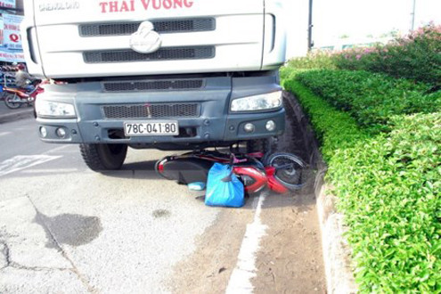 Cà Mau: Xe tải không quan sát cuốn cháu bé 11 tháng tuổi vào gầm