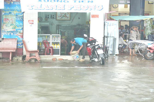 Cà Mau: Nhiều tuyến đường bị ngập sâu sau mưa bão