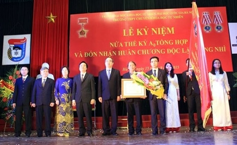 Chuyên A0 tự hào tuổi 50 và đón nhận Huân chương Độc lập hạng Nhì