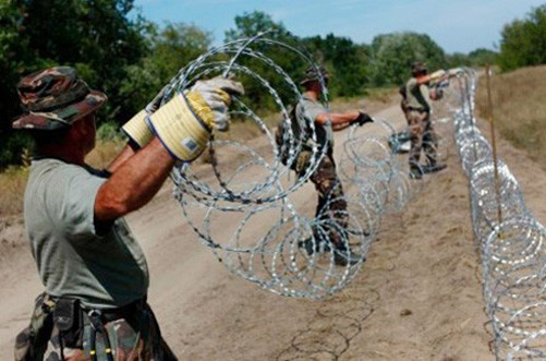 Hungary xây hàng rào chặn người di cư ở biên giới với Romania
