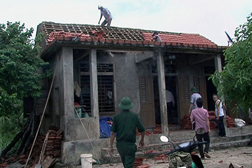Quảng Bình: Lốc xoáy kinh hoàng, hàng chục ngôi nhà bị tốc mái