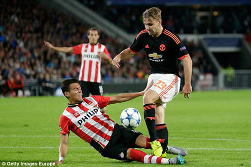 Hector Moreno xin lỗi sau cú tắc bóng khiến Luke Shaw gãy chân