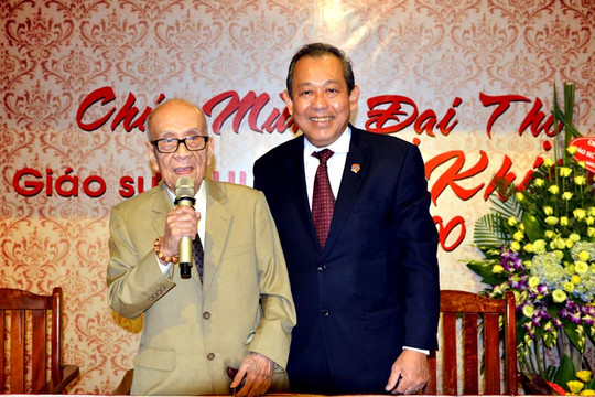 Bí thư Trung ương Đảng, Chánh án TANDTC Trương Hòa Bình mừng đại thọ Giáo sư - Anh hùng Lao động Vũ Khiêu tròn 100 tuổi