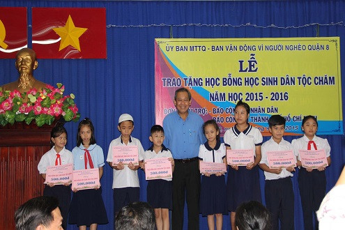 Chánh án TANDTC Trương Hòa Bình tặng học bổng cho học sinh dân tộc Chăm