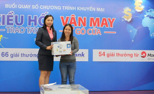 220 khách hàng trúng thưởng khuyến mãi "Kiều hối trao tay - Vận may gõ cửa" của Sacombank