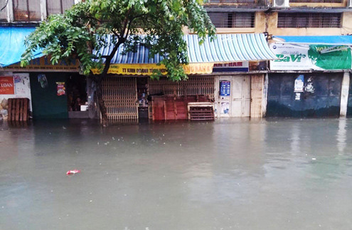 Hà Nội "chìm trong biển nước" sau cơn mưa lớn