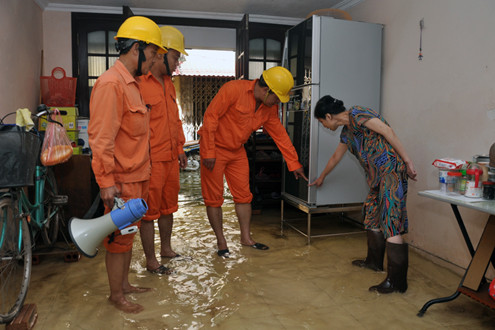 Thợ điện Thủ đô: Túc trực cùng người dân trong mưa