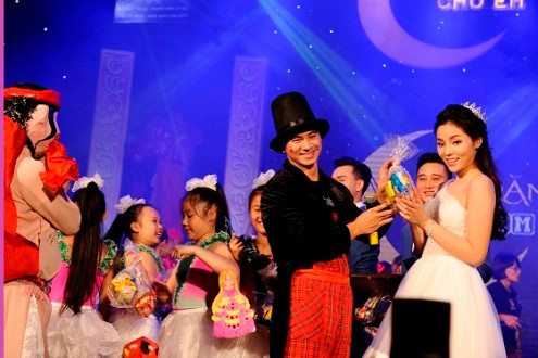 Hoa hậu Kỳ Duyên làm chị Hằng “tung hứng” cùng chú Cuội Xuân Bắc