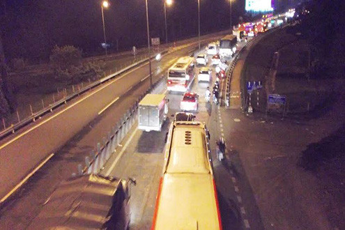 Kẹt xe hơn 5km chờ qua cầu Mỹ Thuận