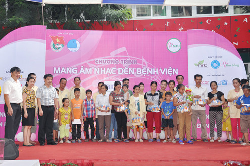 EVN HANOI mang Tết Trung thu đến với trẻ em mồ côi, mắc bệnh hiểm nghèo