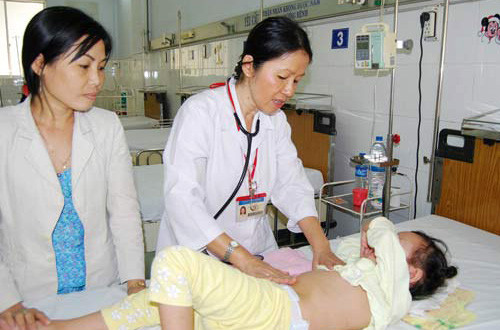 Ăn quả dâu mới phun thuốc sâu, hai trẻ tử vong thương tâm