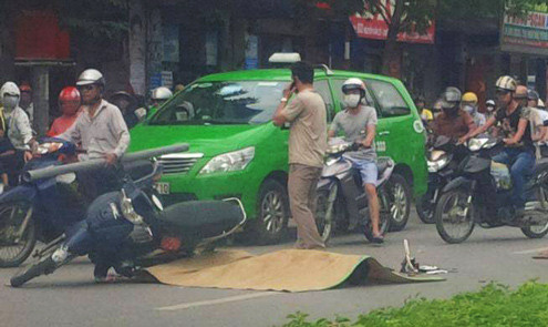 Ngã ra đường, người đàn ông chết thảm dưới bánh xe buýt
